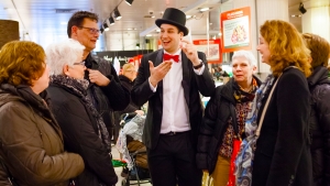 Aaah! Een enthousiaste groep die dankzij de Spreekstalmeester kilo's chocolade inslaat. Laat Sonja Bakker het maar niet horen!