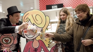 De spreekstalmeester schenkt flinke thee scheuten om gezellig met de klanten te kunnen thee leuten