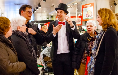 Aaah! Een enthousiaste groep die dankzij de Spreekstalmeester kilo's chocolade inslaat. Laat Sonja Bakker het maar niet horen!