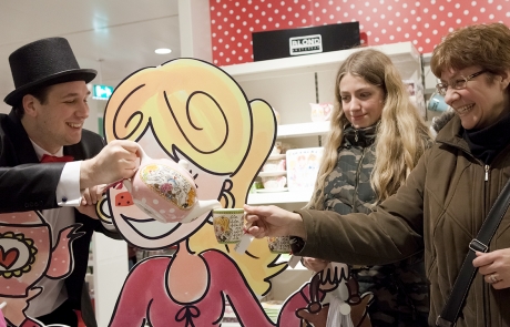 De spreekstalmeester schenkt flinke thee scheuten om gezellig met de klanten te kunnen thee leuten